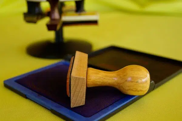 Mention obligatoire tampon : les mentions d’entreprise obligatoires