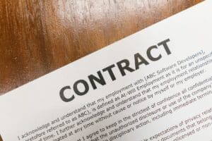 Les clauses indispensables à inclure dans un contrat de travail pour protéger votre entreprise et vos salariés