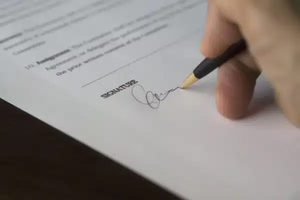 Maîtrisez les règles incontournables des contrats et transactions commerciales
