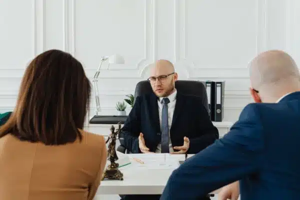 Gestion des litiges commerciaux : Guide complet pour une résolution efficace des conflits