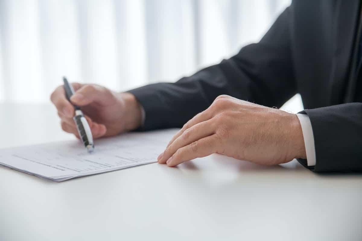 Identification et prévention des clauses abusives dans les contrats commerciaux