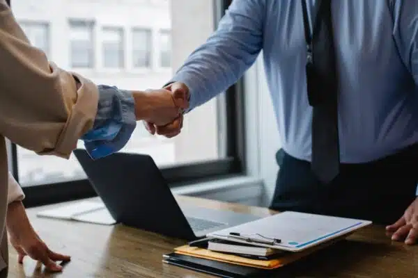 Externalisation des services en entreprise : avantages et inconvénients dévoilés