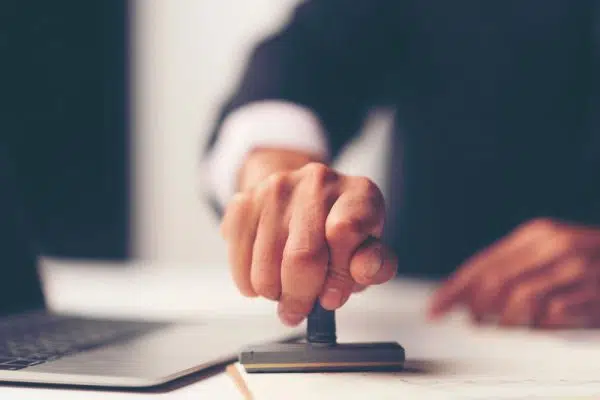 Qui doit signer les statuts d’une société ?