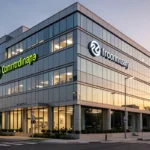 Façade d'un immeuble de bureaux abritant plusieurs entreprises