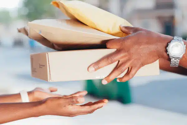 Enveloppe plastique : est-ce une bonne alternative ?