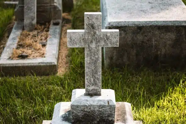 Quelle couleur pour une plaque funéraire ?